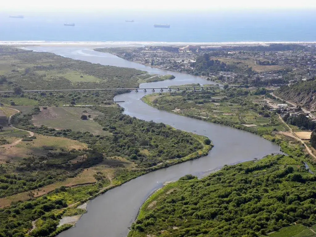 Vista aérea del río Maipo y los humedales cercanos a Lo Gallardo