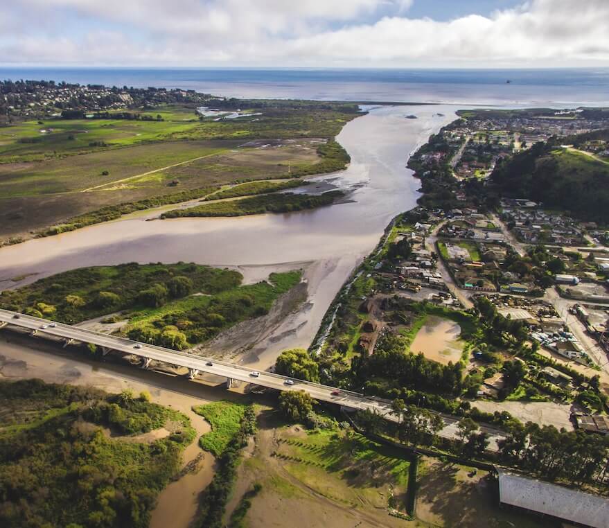 Vista aérea de la desembocadura del río Maipo en la costa central de Chile